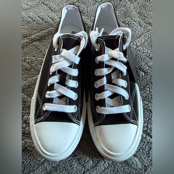 Shoes - 🆕 No Boundaries Classic Black & White Low-Top Canvas Sneakers size 8.5